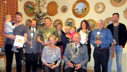 Bild: fjo
Als Königspaar gehen Gabi und Josef Spitzner (sitzend, von links) bei den "Scharfschützen" ins neue Schützenjahr des Waidhauser Ortsteils.