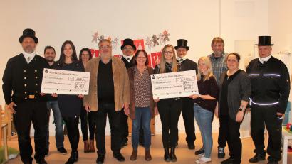 Bild: stg
Bernhard Heindl (Fünfter von links), seine Familie und sein Team überreichten insgesamt 3000 Euro für gemeinnützige Zwecke.