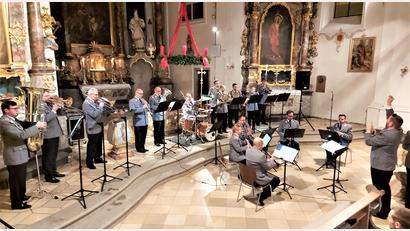 Bild: lg
Nicht nur weihnachtliche, sondern auch viele weltliche Stücke präsentierte das Kammerensemble bei der kulturgeschichtlichen musikalischen Reise um die Welt. Leiter Mathias Müller dirigierte. Das Heeresmusikkorps selbst hat weltweite Auftritte, beispielsweise jüngst in Dubai.