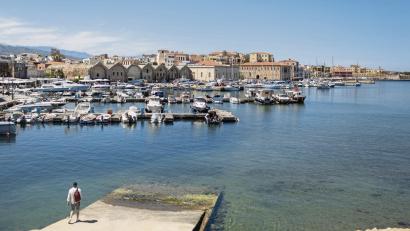 Bild: Socrates Baltagiannis/dpa
Vielseitig und nicht zu fern: Paare auf der Suche nach Abwechslung in ihren Flitterwochen könnten auf Kreta glücklich sein.