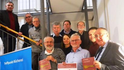 Bild: Hans-Peter Weiß/exb
Der neue Jahresband wurde anlässlich des Pfreimder Stadtjubiläums in Pfreimd vorgestellt. Im Bild Kulturreferent Manuel Lischka mit den anwesenden Autoren, Bezirksheimatpfleger Dr. Tobias Appl sowie dem gastgebenden Bürgermeister Richard Tischler und Museumsleiterin Carola Reul.