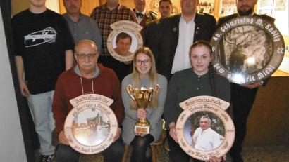 Bild: bk
Marie Miedl (vorne, rechts) bewies bei den "Hubertus"-Schützen wieder mal ihre Schießqualität.