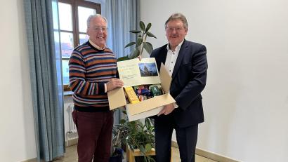 Bild: Stefanie Gradl
Helmut Wächter (links), der Präsident des Deutsch-Amerikanischen Gemeinsamen Ausschusses, zeigt Bürgermeister Hans-Martin Schertl den Inhalt eines Päckchens.