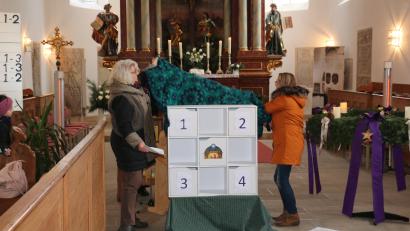 Bild: rpp
Am 24. Dezember wird das letzte Türchen geöffnet. Bis dahin halten die übrigen noch Überraschungen für Besucher der Dreieinigkeitskirche bereit.