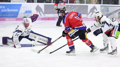 Bild: Roland Rappel
Die Blue Devils gewannen am Freitagabend das Spitzenspiel beim Deggendorfer SC mit 3:1. Der überragende Akteur bei Weiden war Goalie Jaroslav Hübl (links), mit im Bild Kurt Davis (rechts) und der Deggendorfer Curtis Leinweber.