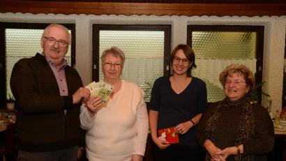 Bild: bey
Herbert Putzer, Vorsitzender der Kinderkrebshilfe Oberpfalz Nord (links), nimmt von Edeltraut Höhne (Zweite von links) dankbar die Spende über 1000 Euro entgegen. Mit einer Spende bedachte Höhne auch die Vohenstraußer Pfarrerin Carmen Riebl (Dritte von links). Helene Rolle, Schriftführerin der Kinderkrebshilfe (rechts), freut sich ebenfalls über die Zuwendung.