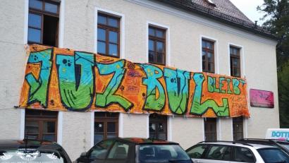 Archivbild: Sommer/exb
Das große Transparent am Jugendzentrum in Burglengenfeld sollte die Kreisräte beeindrucken, die kürzlich zu einem Ortstermin gekommen waren. Geholfen hat es wenig.