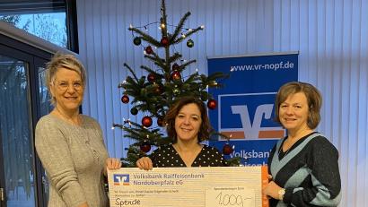 Bild: Gudrun Teicher (VR-Nordoberpfalz)
Gudrun Teicher (links) und ihr Team von der VR-Filiale in Plößberg konnten nach der erfolgreichen Veranstaltung eine Spende in Höhe von 1000 Euro an Tanja Ruckdäschel (Kindergarten Regenbogen in Beidl, von rechts) und Nicole Reichl (Kinderkrippe Wirbelwind in Plößberg).