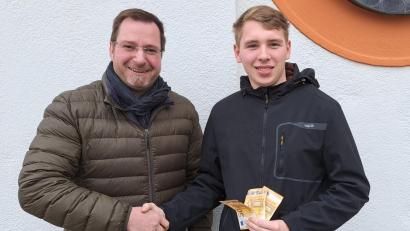 Bild: KLJB Münchenreuth/exb
Walter Heindl (links) und Lukas Forster bei der Übergabe der Spende für Sr. Monika.
