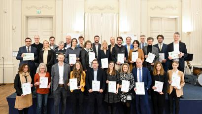 Bild: Tobias Hase / stmuk
Für die Realschule am Tor zur Oberpfalz nahm Beratungsrektor Walter Thurn (hinten, Dritter von links) aus den Händen der Staatsminister Michael Piazolo (hinten rechts) und Klaus Holetschek (hinten links) die Auszeichnung entgegen.