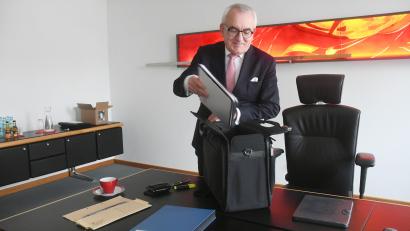 Bild: Gabi Schönberger
Ein paar Termine hat er noch, doch schon in wenigen Tagen wird Ludwig Zitzmann seinen Schreibtisch im Vorstandsbüro der Sparkasse Oberpfalz-Nord räumen.