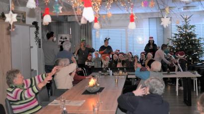 Bild: fvo
Beim „Feliz Navidad“ schwenken alle die Arme wie ein Scheibenwischer