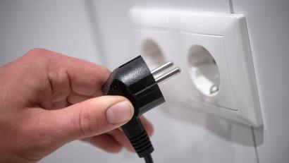 Symbolbild: Sina Schuldt/dpa
Was tun, wenn der Strom nicht mehr einfach aus der Steckdose kommt? Das Landratsamt hat jetzt für den Krisenfall ein großes Notstromaggregat bestellt.