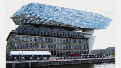 Bild:  Sabine Glaubitz/dpa
Funkelnder Aufsatz: Stararchitektin Zaha Hadid entwarf den Neubau fürs Havenhuis.
