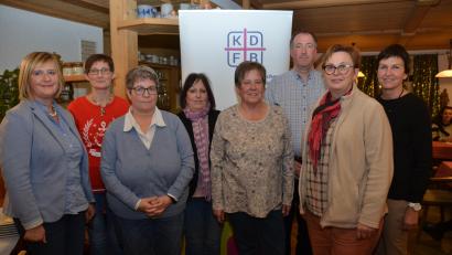 Bild: dob
Monika Mages (Zweite von rechts) ist die neue Ansprechpartnerin für den Zweigverein in Altenstadt. Neu ist Claudia Striegl (Dritte von links) im Vorstand. Martha Bauer (links) tritt kürzer und kümmert sich um die Finanzen. Die stellvertretende Diözesanvorsitzende Rita Kleierl aus Stulln (rechts) und Pfarrvikar Ronald Liesaus (Dritter von rechts) lobten den Frauenbund als wichtige Stütze.