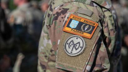 Bild: Sgt. Spencer Rhodes
Ein US-Soldat der "Task Force Orion" in Grafenwöhr mit dem "Combat Training Center-Yavoriv Advisor Patch". Der US-Verband bildet ukrainische Soldaten aus.