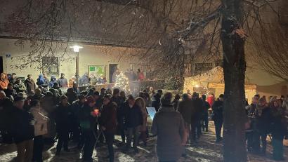 Bild: Franziska Schwamberger/Florian Dagner/exb
Die romantische Burgweihnacht der "Neuhauser Boum" ist ein Besuchermagnet.