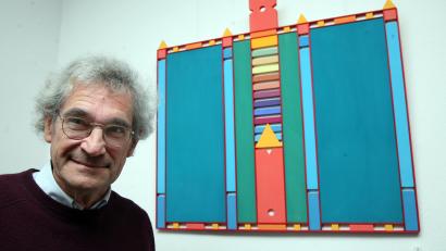 Archivbild: Wolfgang Steinbacher
Hans Lauter vor einem seiner Werke anlässlich seines 60. Geburtstags im Jahr 2007. Jetzt ist der bekannte Amberger Künstler mit 75 Jahren gestorben.