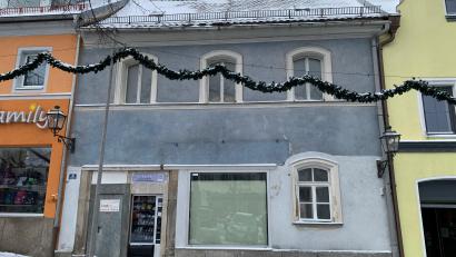 Bild: ck
In das Anwesen am Marktplatz 3 in Vohenstrauß soll die Bücherei einziehen. Die Pläne sind bereits fertig, der Umbau lässt noch auf sich warten.