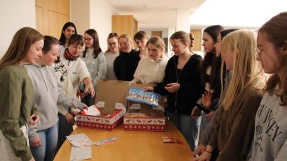 Bild: prh
Die letzten beiden von insgesamt fünf Paketen mit kleinen Geschenken für ihre Patenkinder in Uganda packten die Schülerinnen der 8. Klasse des Neustädter Gymnasiums gemeinsam mit ihrer Lehrerin Oberstudienrätin Christine Schindler (Dritte von links).