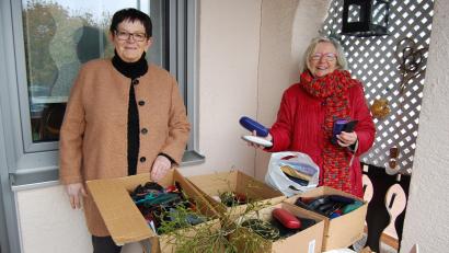 Bild: Werner Artmann/exb
Die Koordinatorin der Sammelstelle in Teublitz, Marie-Luise Fleischmann (links), freute sich über die zahlreichen Brillen und Hörgeräte, übergeben von der ehemaligen Lehrerin Gerda Bayer.