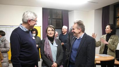 Bild: Gabi Schönberger
Manfred Weiß (links) und Diakon Karl Rühl freuen sich auf die Zusammenarbeit mit Stefanie Wildenrother. Sie macht den Job als Integrationslotsin erst seit Kurzem.