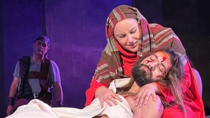 Bild: ubb
Maria (dramatisch dargestellt von Lisa Schedl) beweint ihren toten Sohn Jesus (Julian Mühlmeier).