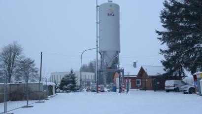 Bild: bey
In dem Bereich hinter dem Salzsilo soll das Pumpwerk gebaut werden.