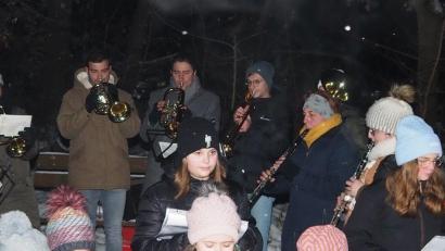 Bild: OWV
Eine Bläsergruppe der Trachtenkapelle Waldthurn spielt weihnachtliche Lieder.