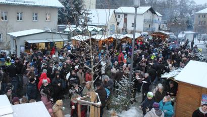 Bild: soj
Viele hunderte Besucher strömten zum Weihnachtsmarkt am neuen Marktplatz in Ebnath.
