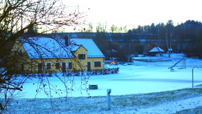 Bild: fjo
Für das "Haus Bäckeröd" in der Freizeitanlage ist die Marktgemeinde derzeit auf Pächtersuche. Das Bühnenfundament (rechts, im Hintergrund) soll eine massive Überdachung in Stahlbauweise erhalten.