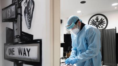 Bild: Sebastian Gollnow/dpa
Eine Corona-Teststelle im Tattoostudio Crime Ink in Frankfurt/Main.