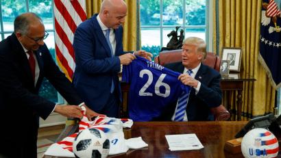 Bild: Evan Vucci/AP/dpa
Carlos Cordeiro (l), Präsident des US-Fußballverbandes, und FIFA-Präsident Gianni Infantino (M) bei einem Termin beim damaligen US-Präsidenten Donald Trump.