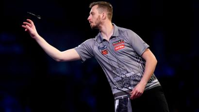 Bild: John Walton/PA Wire/dpa
Darts-Ass Florian Hempel in Aktion.