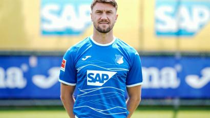 Bild: Uwe Anspach/dpa/Archiv
Hoffenheims Ermin Bicakcic steht im Stadion.