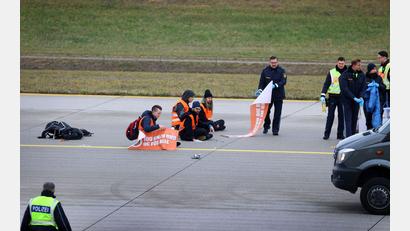 Bild: Karl-Josef Hildenbrand/dpa/Archivbild
Die Klimaaktivisten sitzen auf dem Zubringer einer Start-und Landebahn am Airport Franz-Josef-Strauß.