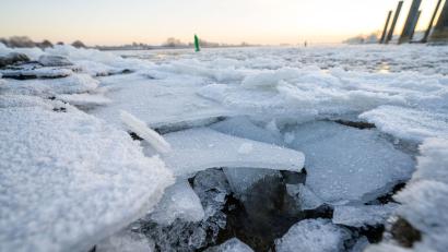 Bild: Philipp Schulze/dpa
Die frostigen Temperaturen haben zur Bildung von Eisplatten Ufer der Elbe geführt.
