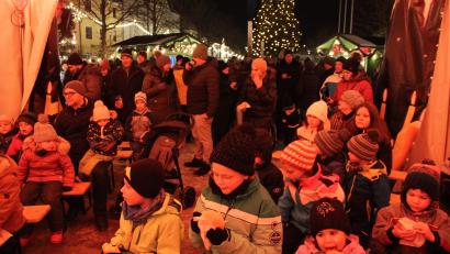 Bild: kro
Alle Generationen treffen sich bei den Betthupferlgeschichten am oberen Marktplatz.