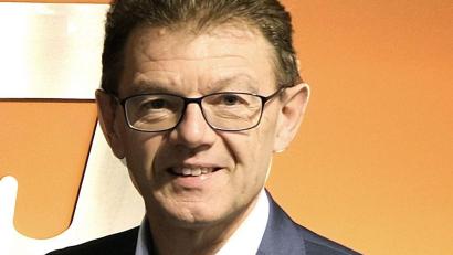 Bild: Thomas Retzer, VR Bank Amberg-Sulzbach eG/exb
Sie hielten einen symbolischen Scheck mit der diesjährigen Spendensumme in die Kamera (von links): Die Vorstadsmitglieder Erich Übler, Dieter Paintner, Martin Sachsenhauser und Andreas Reindl.