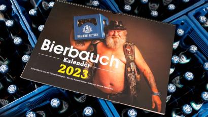 Bild: Daniel Vogl/dpa/Archivbild
Der "Bierbauchkalender 2023" liegt auf Bierkästen.