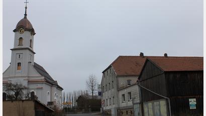 Bild: fks
Kommt jetzt der Neubau? Am 20. Dezember soll der Förderbescheid übergeben werden und die alte Metzgerei in Premenreuth (rechts im Bild) kann abgerissen und neu errichtet werden.