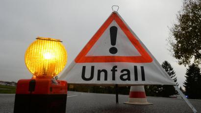 Symbolbild: Patrick Seeger/dpa
Zu einem Verkehrsunfall kam es am frühen Samstagmorgen bei Krummennaab.