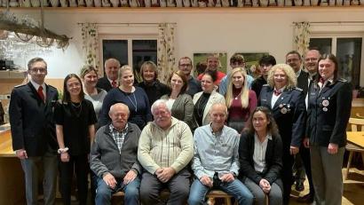 Bild: Simon Spitzkopf/exb
Sitzend von links: Gerhard Porsche, Gerhard Kühner, Franz Frisch, Beatrice Völkl. Von links: Nico Peters, Gloria Baumer, Martina Götz, Gerd Kincl, Nicole Steiner, Petra Baumer, Amelie Ott, Christian Steiner, Manuela Prößl, Silke Klotz, Julia Spitzkopf, Theodor Klotz, Egon Makarenko, Sieglinde Steiner, Josef Bock, Johannes Lukas und Corinna Rewitzer.