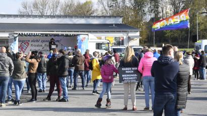 Bild: Petra Hartl
Bei einer Kundgebung von "Querdenken Weiden 961" am Sulzbach-Rosenberger Dultplatz im Mai 2021 hetzte der Vorsitzende Helmut Bauer gegen die Corona-Politik der Regierung.