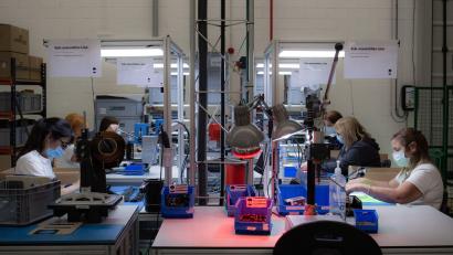 Bild: David Zorrakino/EUROPA PRESS/dpa
Frauen arbeiten in einer Fabrik, die Ladegeräte für Elektroautos in Barcelona herstellt.