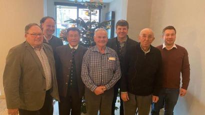 Bild: BBV Schwandorf/exb
Fritz Ruhland, René Guhl, Hans Hottner, Michael Bollinger, Erhard Zimmermann, Johann Plank sen. und Dieter Lippert (von links) blickten auf die Geschichte der Milcherzeugergemeinschaft zurück. .