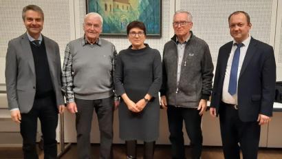 Bild: S. Wildenauer/exb
Der Kirchenchor St. Josef ehrt treue Mitglieder. Von links nach rechts: Pfarrer Markus Schmid, Hans Stock, Brigitte Schmid, Eduard Schultes, Piotr Pajak.