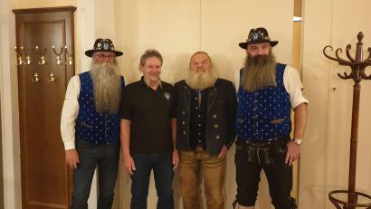 Bild: Preuß/exb
Sebastian Horst, Zweiter Beisitzer des Ostbayerische Bart- und Schnauzerclubs (von rechts), gratuliert Fritz Sendlhofer zu 20 Jahren Mitgliedschaft, ´der dafür extra aus Zell am See in Österreich angereist ist. Ebenfalls auf dem Bild: Ehrenmitglied Josef Nerb und Ehrenpräsident Willi Preuß.