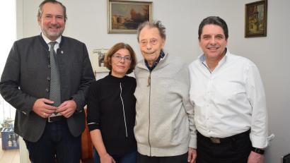 Bild: bnr
Bürgermeister Frank Zeitler (links) gratulierte Franz Rockinger (Zweiter von rechts) zu seinem 90. Geburtstag. Zu den Gratulanten gehörten auch Tochter Ingrid und Sohn Walter.