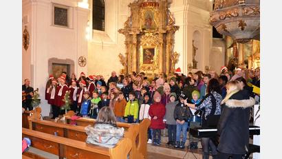 Bild: sm
Nach zwei Corona-Jahren fand endlich wieder ein deutsch-tschechisches Weihnachtskonzert mit den Schulen aus Altenstadt und Neustadt sowie aus Kladruby und Stribro statt